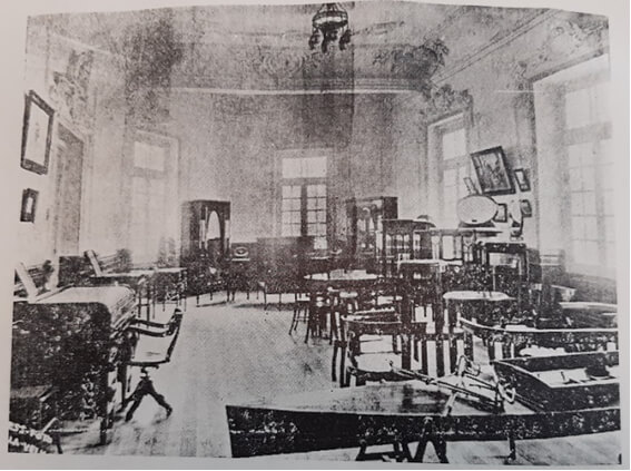 Sala do Grupo Escolar Gomes Cardim durante a I Exposição Estadual realizada na inauguração em 1926