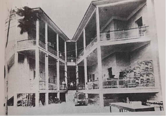 Pátio do Grupo Escolar Gomes Cardim durante a I Exposição Estadual realizada na inauguração em 1926