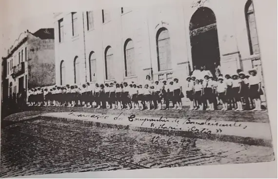 As bandeirantes da Companhia Maria Ortiz perfiladas em frente ao Gomes Cardim – 1931 