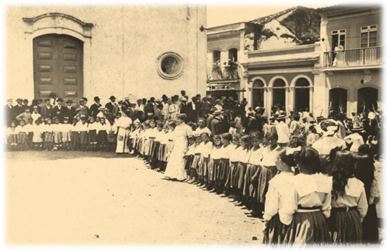 Formatura dos alunos e alunas do Grupo Escolar Gomes Cardim – 1912 