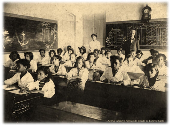 Meninas em aula – Grupo Escolar Gomes Cardim – 1912