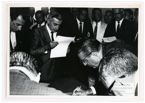 Assinatura do convênio com o Instituto Nacional de Desenvolvimento Agrário em fevereiro de 1968 na Faculdade de Filosofia