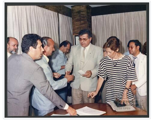 Ato de venda da Faculdade de Filosofia Ciências e Letras (FAFI) para a prefeitura de Vitória, na pessoa do reitor José Antônio Saadi Abi-Zaid e o prefeito Hermes Laranja.